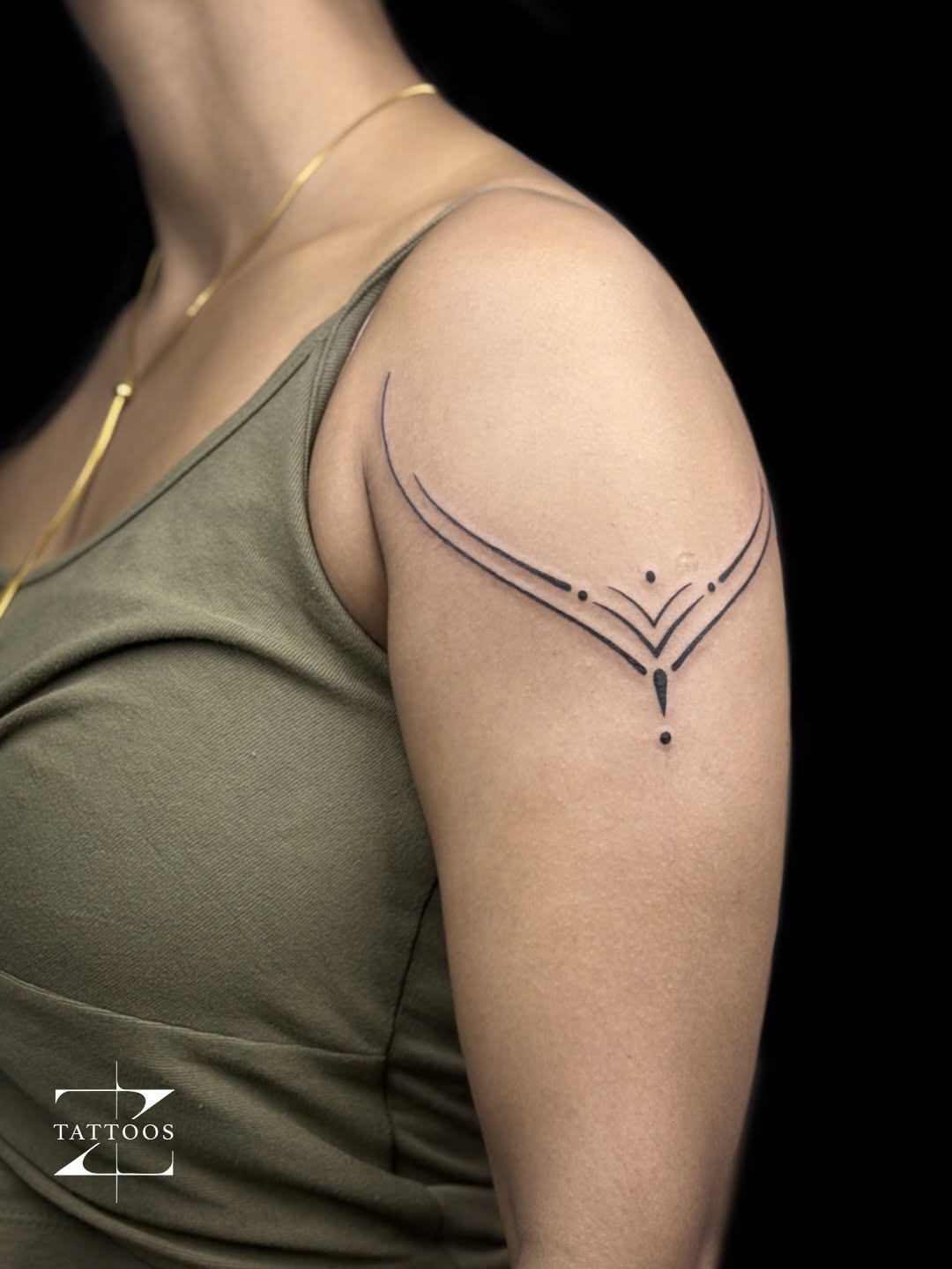 Ornamental linework across the shoulder cap with clean symmetry.